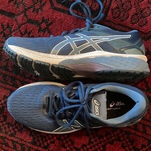 ASICS GT-2000 9 Women’s Navy running Shoes 8.5 wide used 1x almost New!